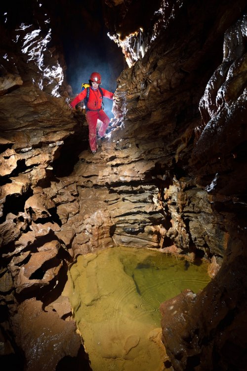La Combe aux Prêtres - Réseau nord : spéléo  au dessus d'une vasque d'eau verte(SP-19-1986 )